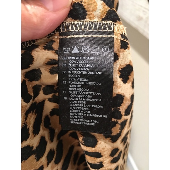 🍂🌼 Leopard print, hidden-button, collared shirt. Great Fall top! - Picture 5 of 5